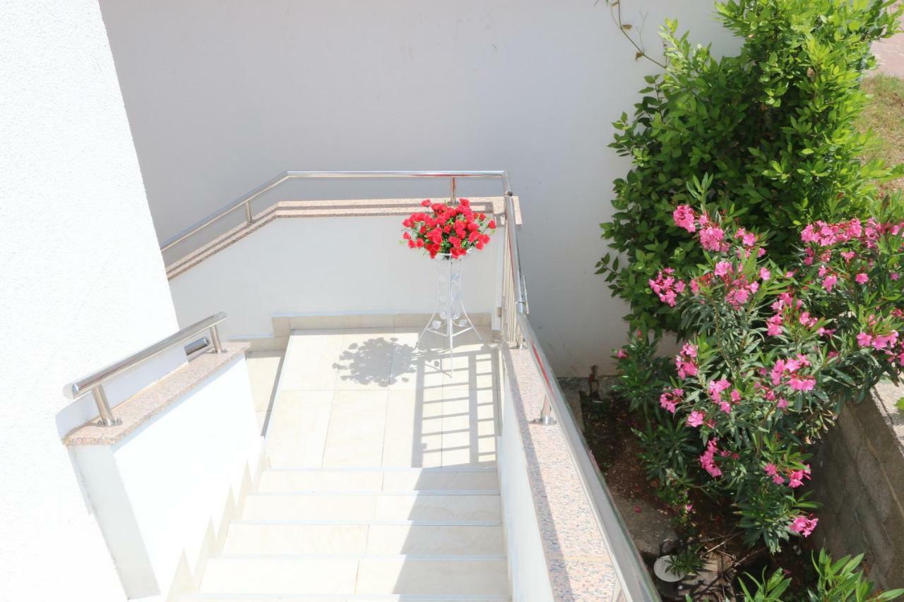 Apartmani Aron Novalja Exterior foto