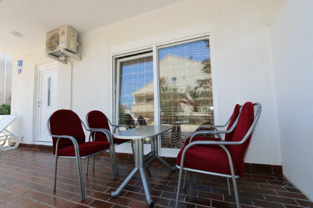 Apartmani Aron Novalja Exterior foto