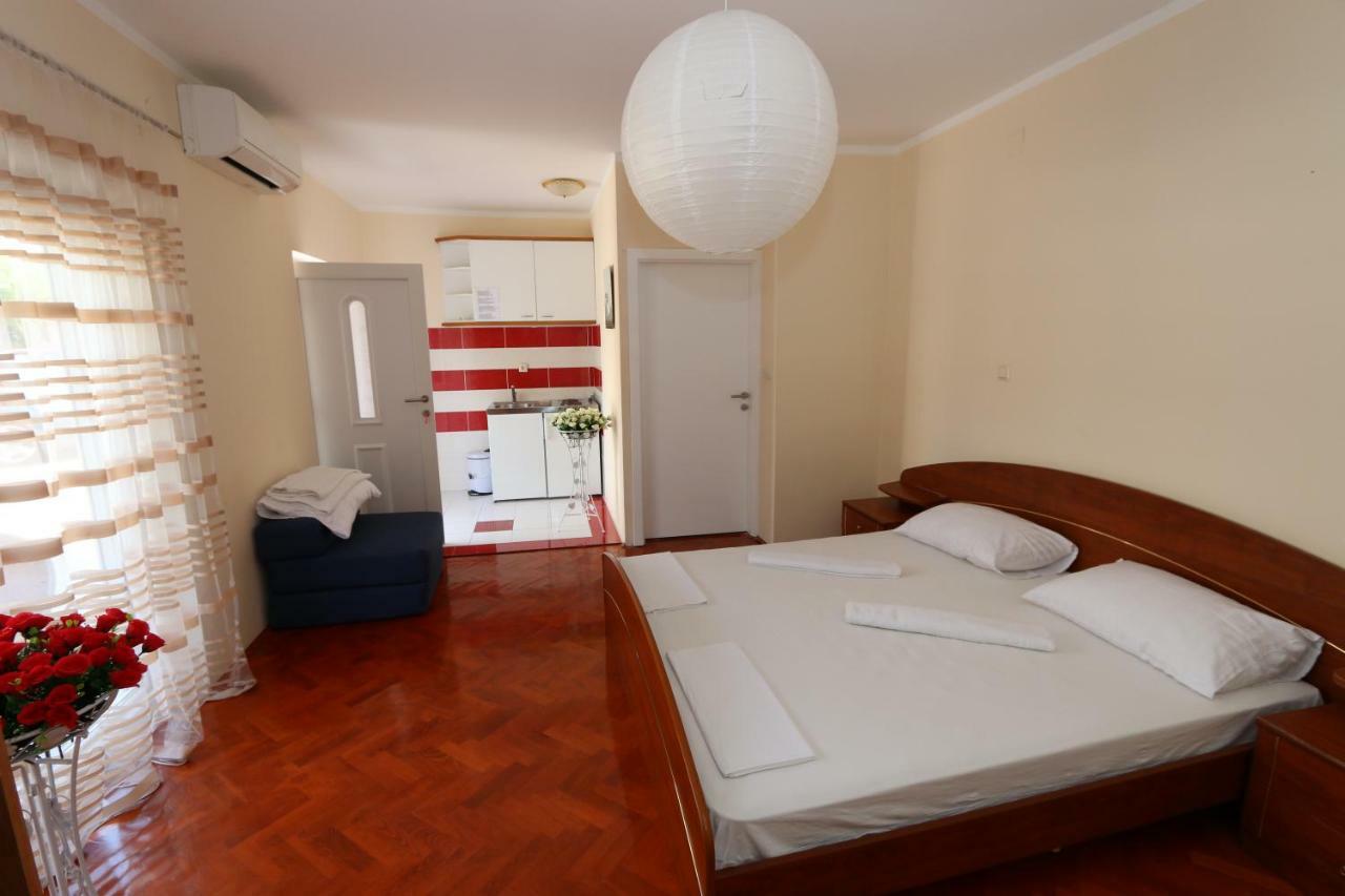 Apartmani Aron Novalja Exterior foto