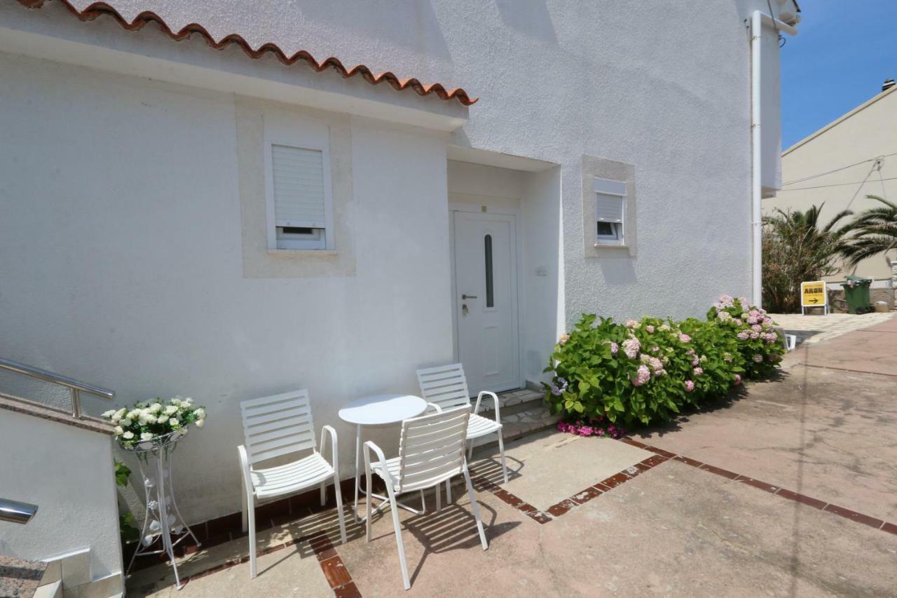 Apartmani Aron Novalja Exterior foto