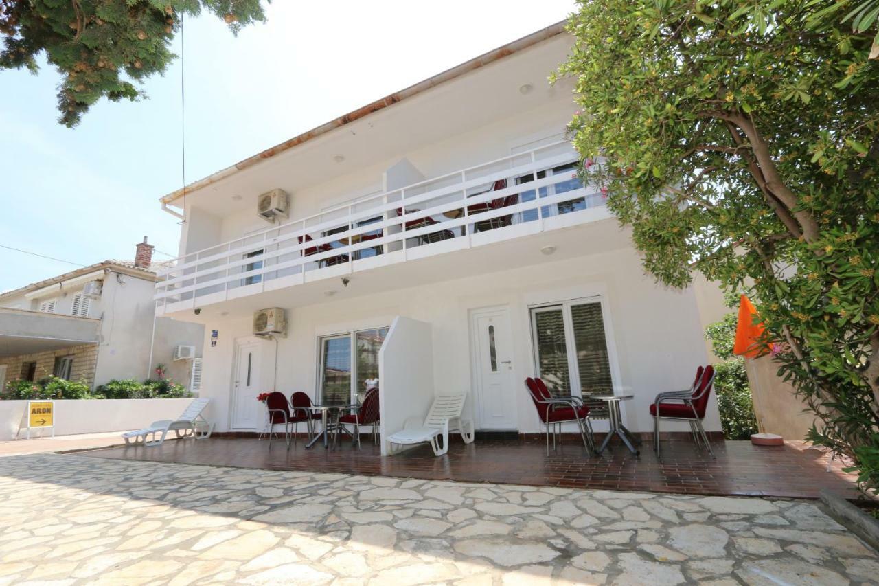 Apartmani Aron Novalja Exterior foto